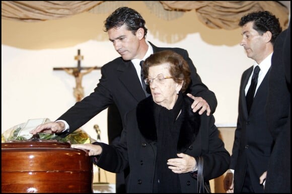 Antonio Banderas et sa mère Ana aux funérailles du père de l'acteur à Malaga en février 2008.