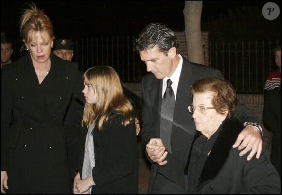 Mélanie Griffith, sa fille Stella, Antonio Banderas et sa mère Ana aux funérailles du père de l'acteur à Malaga en février 2008.