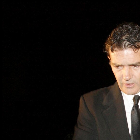 Antonio Banderas et sa mère Ana aux funérailles du père de l'acteur à Malaga en février 2008.