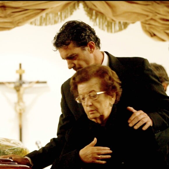 Antonio Banderas et sa mère Ana aux funérailles du père de l'acteur à Malaga en février 2008.