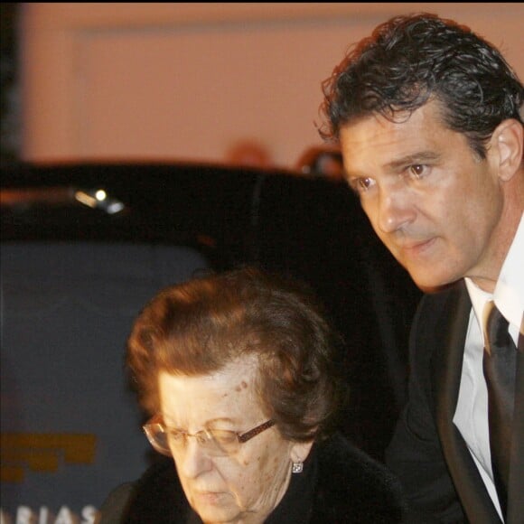 Antonio Banderas et sa mère Ana aux funérailles du père de l'acteur à Malaga en février 2008.