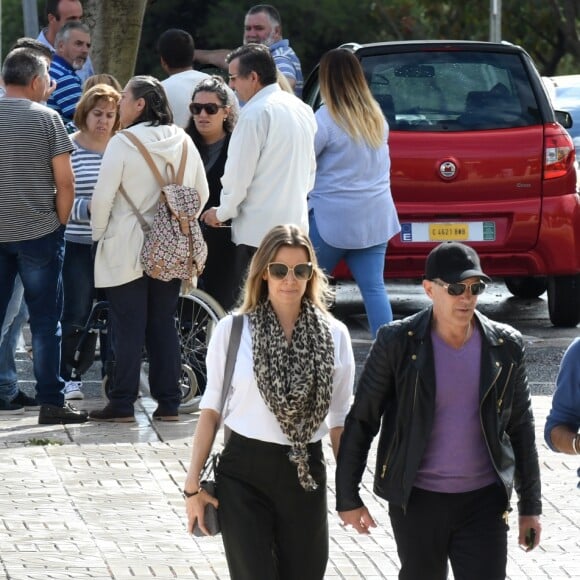 Suite au décès de sa mère Ana Bandera Galledo, Antonio Banderas se rend au funérarium de Malaga en Espagne avec sa compagne Nicole Kimpel et son frère Francisco Javier Banderas le 4 novembre 2017.