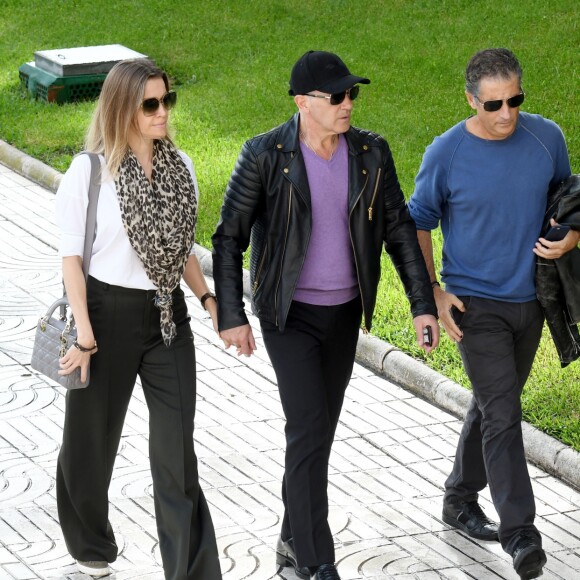 Suite au décès de sa mère Ana Bandera Galledo, Antonio Banderas se rend au funérarium de Malaga en Espagne avec sa compagne Nicole Kimpel et son frère Francisco Javier Banderas le 4 novembre 2017.