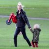 Exclusif - Lara Stone et son fils Alfred se baladent et jouent à Primrose Hill à Londres le 16 novembre 2015.