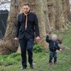 Exclusif - David Walliams et son fils Alfred se promènent avec leur chien dans un parc à Primrose Hill à Londres, le 11 mars 2015.