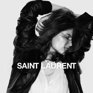 Laetitia Casta figure sur la campagne printemps 2018 de Saint Laurent. Photo par David Sims.