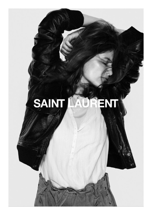 Laetitia Casta figure sur la campagne printemps 2018 de Saint Laurent. Photo par David Sims.