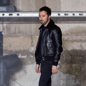 Anthony Vaccarello au défilé "Saint Laurent" à Paris, le 28 février 2017.