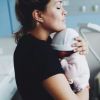 Jeny Priez pose avec sa petite Deva à la maternité. Instagram, le 4 novembre 2017.