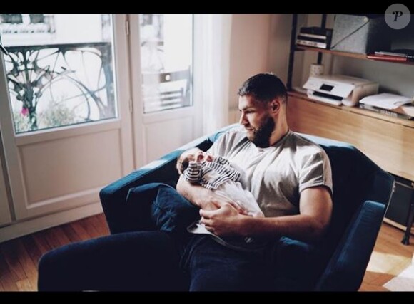 Luka Karabatic pose avec sa fille Deva, née le 4 novembre 2017. Instagram, novembre 2017.