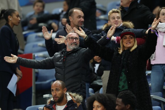 Alain et Isabelle Griezmann, les parents d'Antoine Griezmann, dans l'ambiance au Stade de France le 10 novembre 2017 pour le match amical France - Pays de Galles (2-0). Leur fils a marqué le premier but français, à la 18e minute.