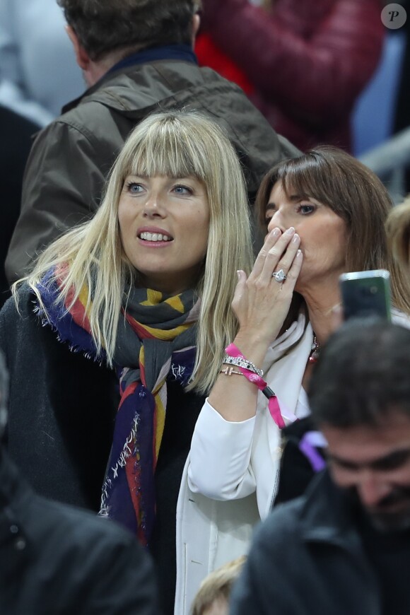 Mélanie Page, épouse de Nagui, et Claude Deschamps, la femme de Didier Deschamps, au Stade de France le 10 novembre 2017 pour le match amical France - Pays de Galles (2-0).