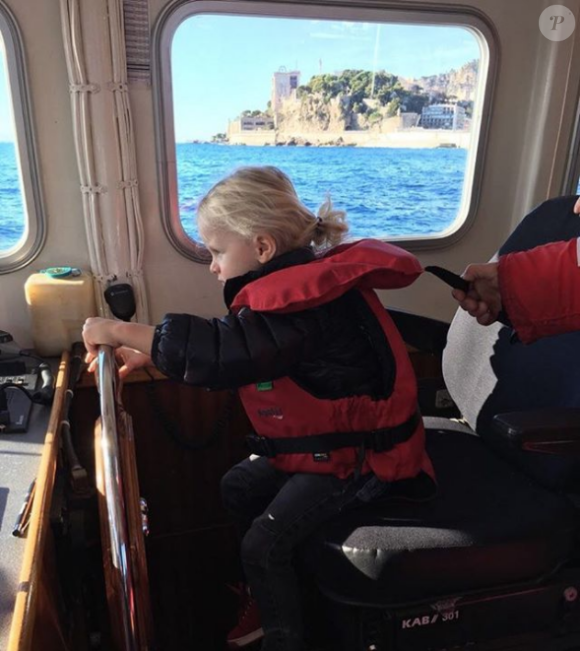 Le prince Jacques de Monaco à la barre d'un bateau de la Police maritime de Monaco le 10 novembre 2017, photographié par sa mère la princesse Charlene. Photo Instagram.
