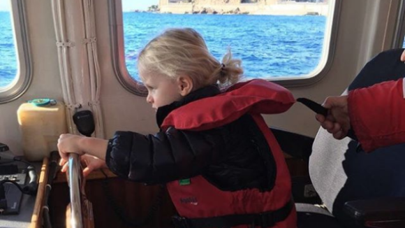 Jacques de Monaco, 2 ans : Beau petit marin chevelu, photographié par Charlene