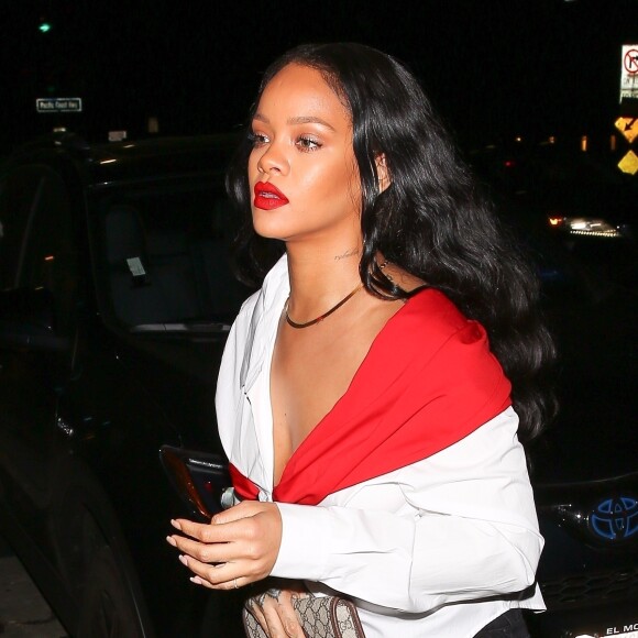 Exclusif - Rihanna arrive au restaurant 'Giorgio Baldi' à Santa Monica en Californie. Le 11 novembre 2017.