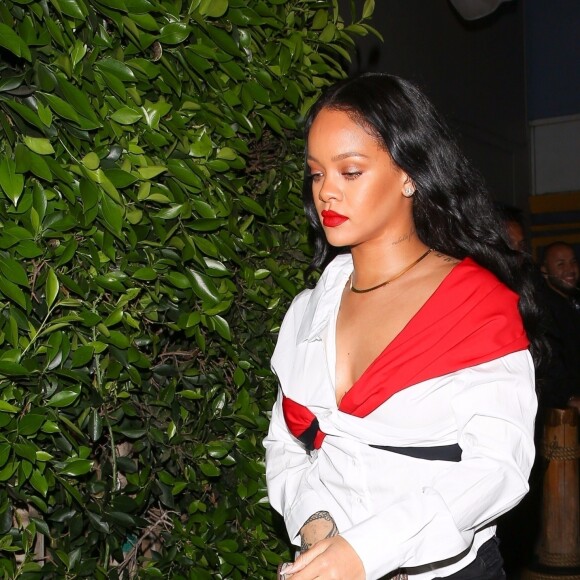 Exclusif - Rihanna arrive au restaurant 'Giorgio Baldi' à Santa Monica en Californie. Le 11 novembre 2017.