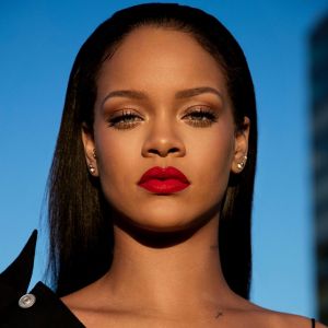 Rihanna, maquillée du rouge à lèvres "Stunna" de Fenty Beauty. Novembre 2017.