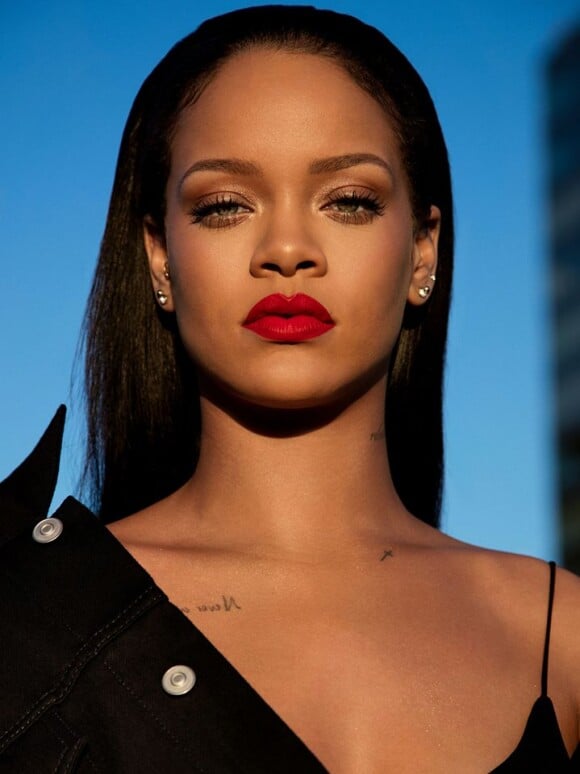 Rihanna, maquillée du rouge à lèvres "Stunna" de Fenty Beauty. Novembre 2017.