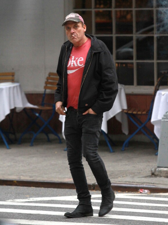 L'acteur Tom Sizemore fume une cigarette dans la rue à New York le 24 octobre 2015