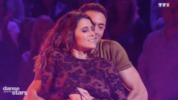 Karine Ferri danse avec Maxime Dereymez dans "Danse avec les stars 8", le 18 novembre 2017.