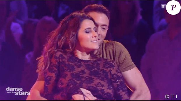 Karine Ferri danse avec Maxime Dereymez dans &quot;Danse avec les stars 8&quot;, le 18 novembre 2017.