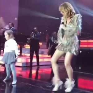 Céline Dion fait monter une petite fille sur scène à Las Vegas, le 18 novembre 2017