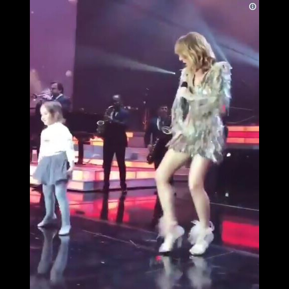 Céline Dion fait monter une petite fille sur scène à Las Vegas, le 18 novembre 2017