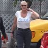 Exclusif - Brigitte Nielsen porte un t-shirt moulant avec l'inscription PETA pour le soutien à la défense des animaux lors d’une balade à moto avec son mari Mattia Dessi à Studio City, le 24 juillet 2017