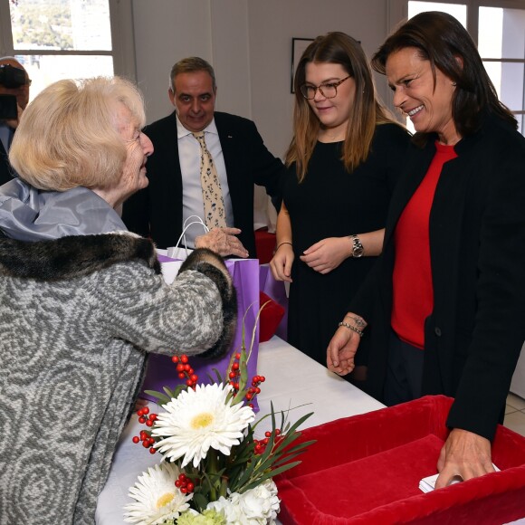 La princesse Stéphanie de Monaco, accompagnée de sa fille Camille Gottlieb, a remis le 18 novembre 2017 des colis gourmands pour les fêtes de fin d'année aux aînés de la principauté, au Foyer Rainier-III. © Bruno Bebert/Bestimage