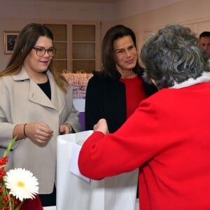 La princesse Stéphanie de Monaco, accompagnée de sa fille Camille Gottlieb, a remis le 18 novembre 2017 des colis gourmands pour les fêtes de fin d'année aux aînés de la principauté, au Foyer Rainier-III. © Bruno Bebert/Bestimage