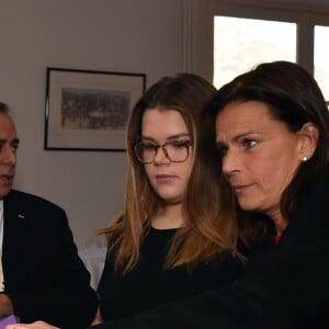 La princesse Stéphanie de Monaco, accompagnée de sa fille Camille Gottlieb, a remis le 18 novembre 2017 des colis gourmands pour les fêtes de fin d'année aux aînés de la principauté, au Foyer Rainier-III. © Bruno Bebert/Bestimage