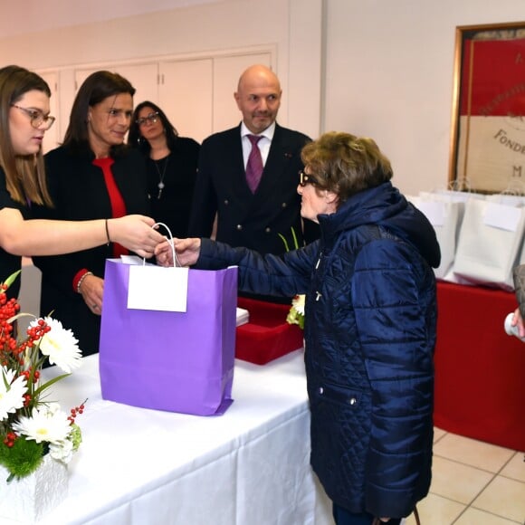 La princesse Stéphanie de Monaco, avec sa fille Camille Gottlieb, a remis le 18 novembre 2017 des colis gourmands pour les fêtes de fin d'année aux aînés de la principauté, au Foyer Rainier-III. © Bruno Bebert/Bestimage