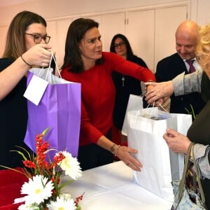 La princesse Stéphanie de Monaco, accompagnée de sa fille Camille Gottlieb, a remis le 18 novembre 2017 des colis gourmands pour les fêtes de fin d'année aux aînés de la principauté, au Foyer Rainier-III. © Bruno Bebert/Bestimage