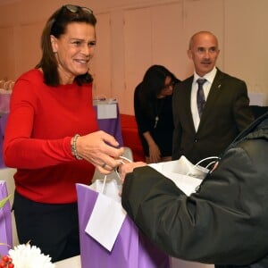 La princesse Stéphanie de Monaco, accompagnée de sa fille Camille Gottlieb, a remis le 18 novembre 2017 des colis gourmands pour les fêtes de fin d'année aux aînés de la principauté, au Foyer Rainier-III. © Bruno Bebert/Bestimage