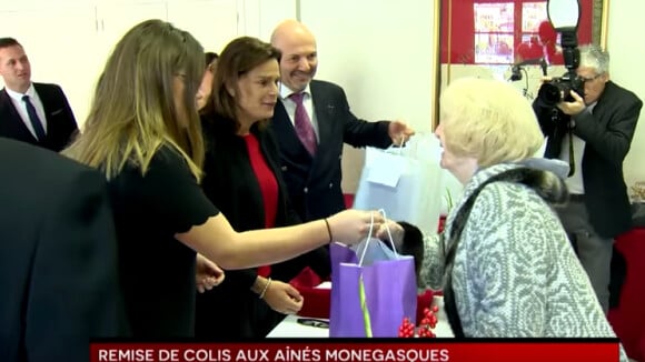 Reportage Monaco Info sur la distribution par la princesse Stéphanie de Monaco et sa fille Camille Gottlieb de colis gourmands aux aînés de la principauté, le 18 novembre 2017 au Foyer Rainier-III.