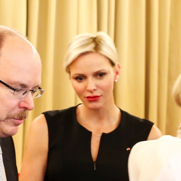 Le prince Albert II de Monaco et la princesse Charlène lors de la traditionnelle distribution des colis de Noël de la Croix-Rouge à Monaco le 17 novembre 2017. © Olivier Huitel / Pool Restreint Monaco / Bestimage