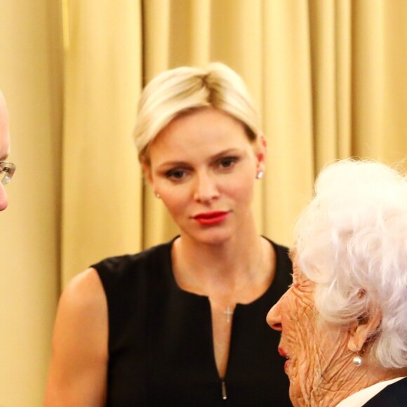 Le prince Albert II de Monaco et la princesse Charlène lors de la traditionnelle distribution des colis de Noël de la Croix-Rouge à Monaco le 17 novembre 2017. © Olivier Huitel / Pool Restreint Monaco / Bestimage