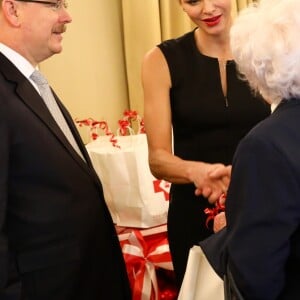 Le prince Albert II de Monaco et la princesse Charlène lors de la traditionnelle distribution des colis de Noël de la Croix-Rouge à Monaco le 17 novembre 2017. © Olivier Huitel / Pool Restreint Monaco / Bestimage