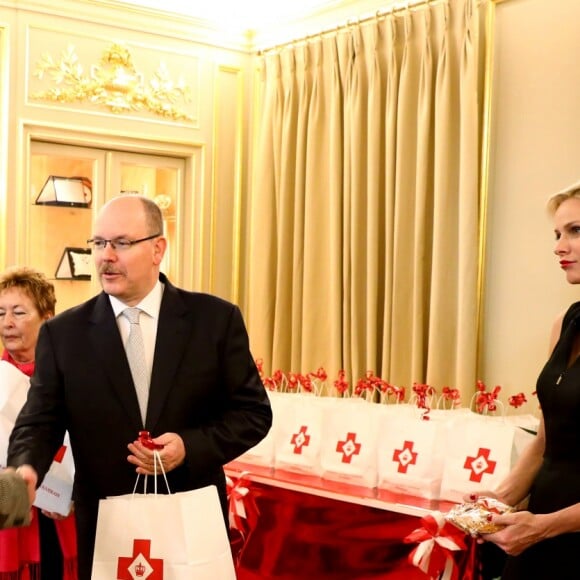 Le prince Albert II de Monaco et la princesse Charlène lors de la traditionnelle distribution des colis de Noël de la Croix-Rouge à Monaco le 17 novembre 2017. © Olivier Huitel / Pool Restreint Monaco / Bestimage