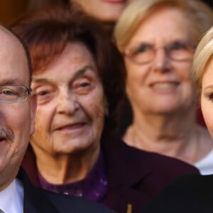 Le prince Albert II de Monaco et la princesse Charlène lors de la traditionnelle distribution des colis de Noël de la Croix-Rouge à Monaco le 17 novembre 2017. © Olivier Huitel / Pool Restreint Monaco / Bestimage