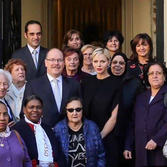 Le prince Albert II de Monaco et la princesse Charlène lors de la traditionnelle distribution des colis de Noël de la Croix-Rouge à Monaco le 17 novembre 2017. © Olivier Huitel / Pool Restreint Monaco / Bestimage