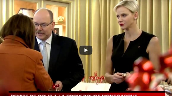 Le prince Albert II de Monaco et la princesse Charlene ont distribué ensemble le 17 novembre 2017 les colis de Noël de la Croix-Rouge monégasque, dans les locaux de l'organisation.