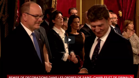 Le prince Albert II de Monaco remettait le 17 novembre 2017, en présence de ses soeurs Caroline et Stéphanie, les décorations dans les ordres de Saint Charles et de Grimaldi.
