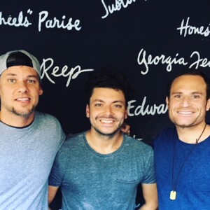 Kev Adams avec le comédien Theo Von et le réalisateur/journaliste Matt Cole Weiss