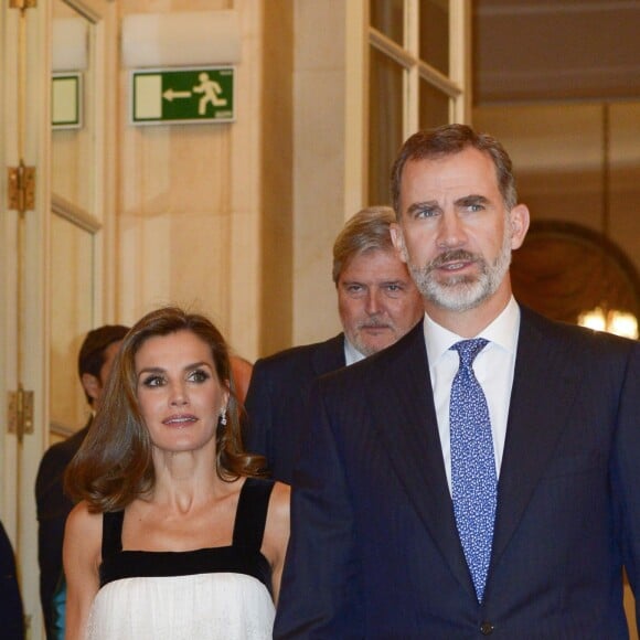 La reine Letizia (portant une robe Teresa Helbig) et le roi Felipe VI d'Espagne lors de la remise du Prix Francisco Cerecedo de journalisme à l'hôtel Le Ritz à Madrid, le 22 novembre 2017.