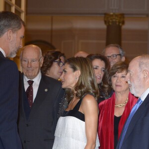 La reine Letizia (portant une robe Teresa Helbig) et le roi Felipe VI d'Espagne lors de la remise du Prix Francisco Cerecedo de journalisme à l'hôtel Le Ritz à Madrid, le 22 novembre 2017.