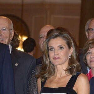 La reine Letizia (portant une robe Teresa Helbig) et le roi Felipe VI d'Espagne lors de la remise du Prix Francisco Cerecedo de journalisme à l'hôtel Le Ritz à Madrid, le 22 novembre 2017.