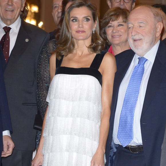 La reine Letizia (portant une robe Teresa Helbig) et le roi Felipe VI d'Espagne lors de la remise du Prix Francisco Cerecedo de journalisme à l'hôtel Le Ritz à Madrid, le 22 novembre 2017.