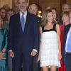 La reine Letizia (portant une robe Teresa Helbig) et le roi Felipe VI d'Espagne lors de la remise du Prix Francisco Cerecedo de journalisme à l'hôtel Le Ritz à Madrid, le 22 novembre 2017.