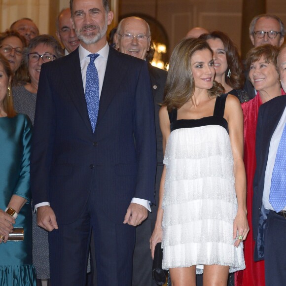 La reine Letizia (portant une robe Teresa Helbig) et le roi Felipe VI d'Espagne lors de la remise du Prix Francisco Cerecedo de journalisme à l'hôtel Le Ritz à Madrid, le 22 novembre 2017.